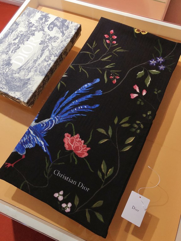 RDO2322 Original D's Petites Fleurs 140cm velvet square scarf features a rustic, poetic Dior Birds print inspired by the Japanese Art Movement, showcasing birds surrounded by floral embellishments. Made of multicolored s