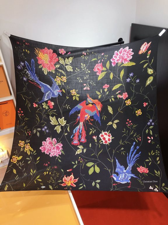 RDO2322 Original D's Petites Fleurs 140cm velvet square scarf features a rustic, poetic Dior Birds print inspired by the Japanese Art Movement, showcasing birds surrounded by floral embellishments. Made of multicolored s