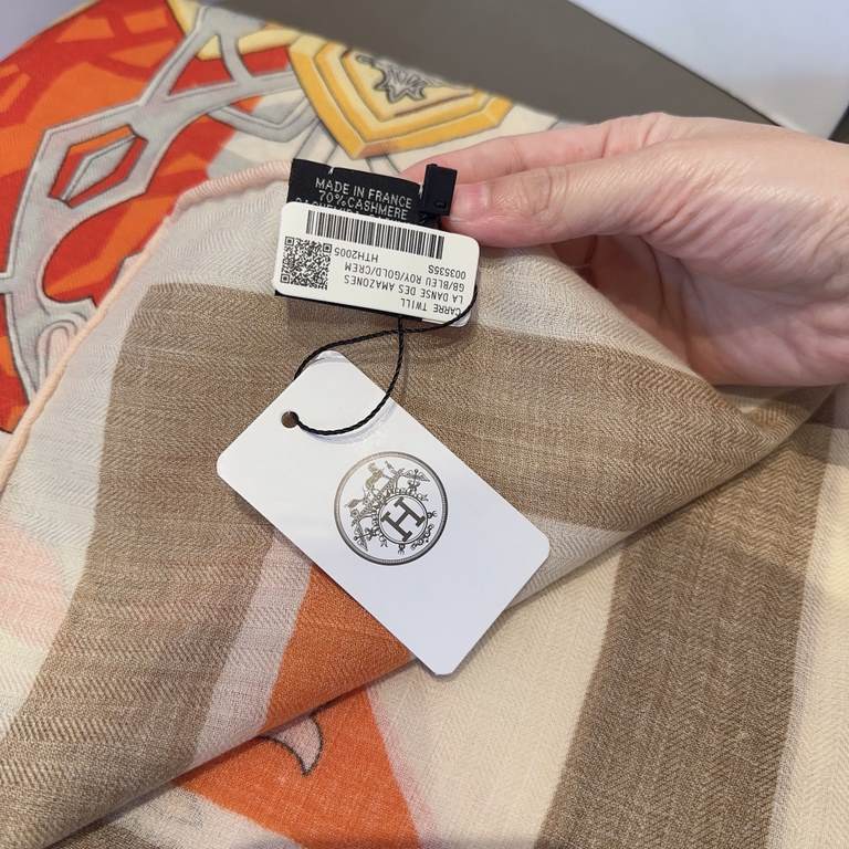 price  Cashmere new buy all say good-looking  Recommended  140 velvet square scarf, the top craft super value  Hermes counter burst models three-dimensional rendering pattern pattern texture in kind grade is extremely hi