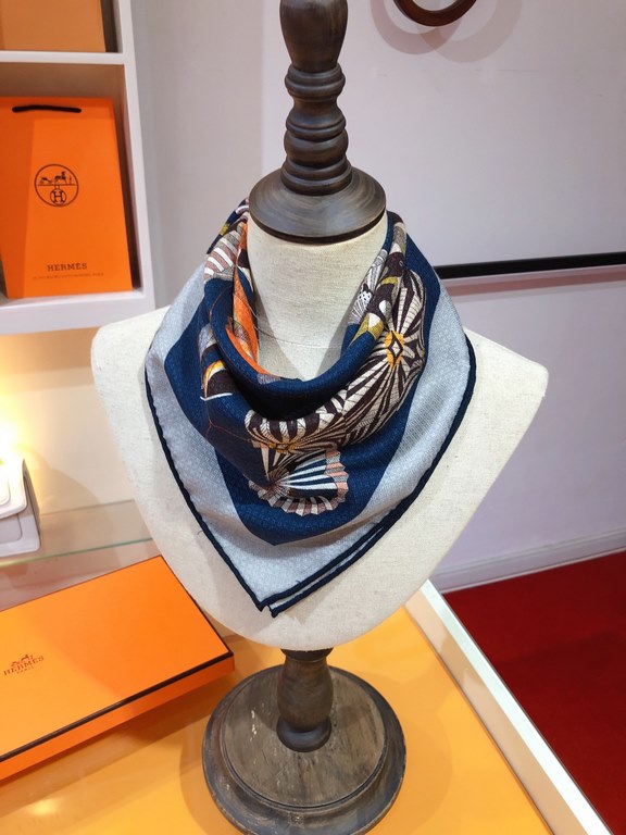 RHMS2375H's new 70cm Reversible Velvet Square Scarf, this must-have Hermes accessory can be worn in a variety of ways and goes well with any outfit. Wear it around your neck or as a belt, hair tie or headband. Thickness 