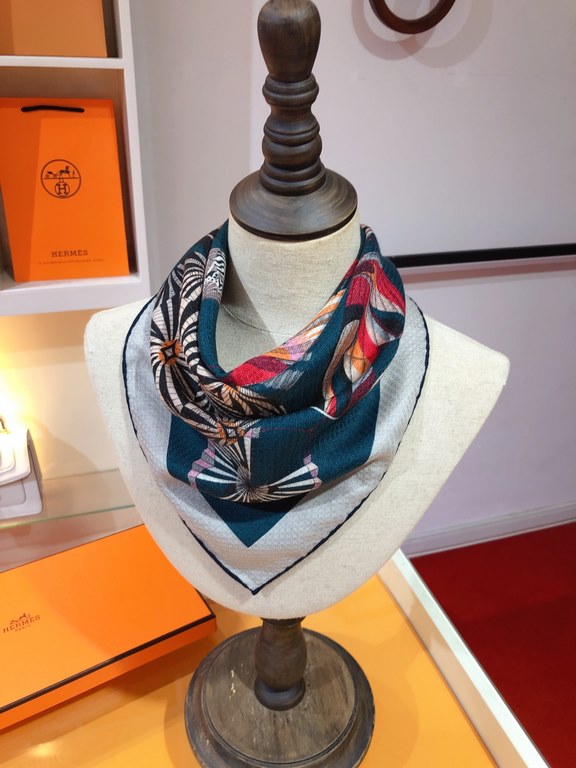 RHMS2375H's new 70cm Reversible Velvet Square Scarf, this must-have Hermes accessory can be worn in a variety of ways and goes well with any outfit. Wear it around your neck or as a belt, hair tie or headband. Thickness 