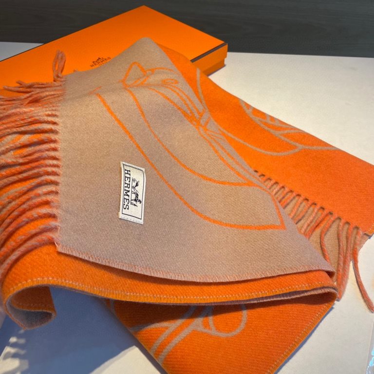 New at Hermes This scarf is woven in a delicate clashing jacquard and presents the Entrelacs Equestres horse head pattern designed by Geoff McFetridge. Size 40195cm.