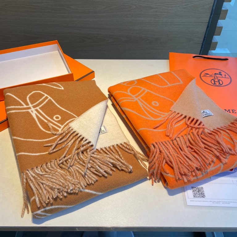 New at Hermes This scarf is woven in a delicate clashing jacquard and presents the Entrelacs Equestres horse head pattern designed by Geoff McFetridge. Size 40195cm.