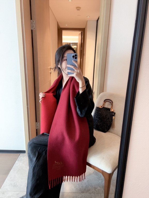 Heavy embroidery Double-faced cashmere Hermes Soft and delicate feel new     Hermes the latest counter staples   vacation and daily are very good with the model   order private flow 】 once you see it, you want to go on v