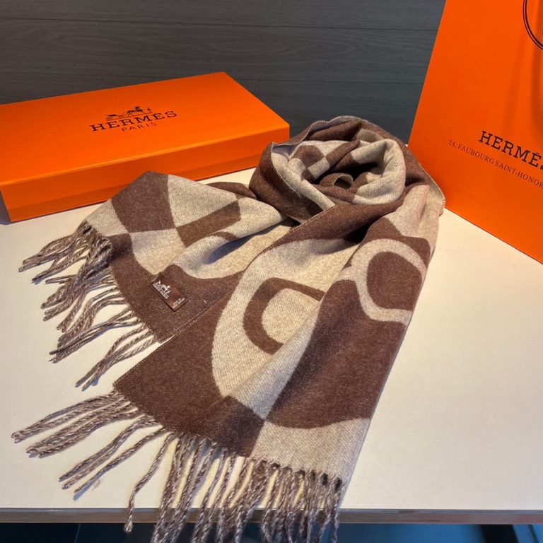 Hermes new geometric cashmere scarf, this paragraph is really a glance on the love, abstract geometric shapes logo, colorful geometric sense of fun, pay tribute to the brand logo elements, horse boots, spurs, jacquard cr