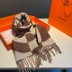 Hermes new geometric cashmere scarf, this paragraph is really a glance on the love, abstract geometric shapes logo, colorful geometric sense of fun, pay tribute to the brand logo elements, horse boots, spurs, jacquard cr