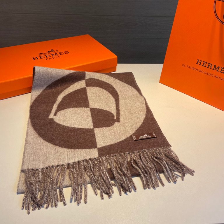 Hermes new geometric cashmere scarf, this paragraph is really a glance on the love, abstract geometric shapes logo, colorful geometric sense of fun, pay tribute to the brand logo elements, horse boots, spurs, jacquard cr