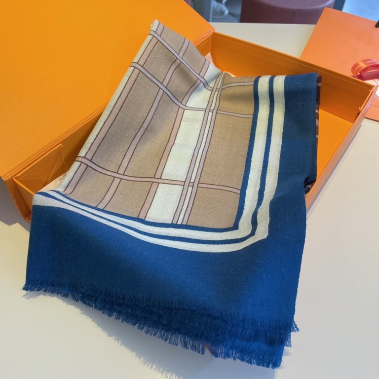 Will glow shiny scarf Hermes ~   on the new   Needless to say, this model is too familiar, the classic double F is the continuation of a century of iconic logo, this year the Vintage trend swept the world ~ ~ ~ Medieval 