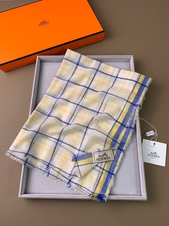 H home. [Counter original plaid four square scarf] 11 original quality! High-end irregular cut edge square scarf! High-end designer color matching are considered on the body effect and color saturation, the color will be