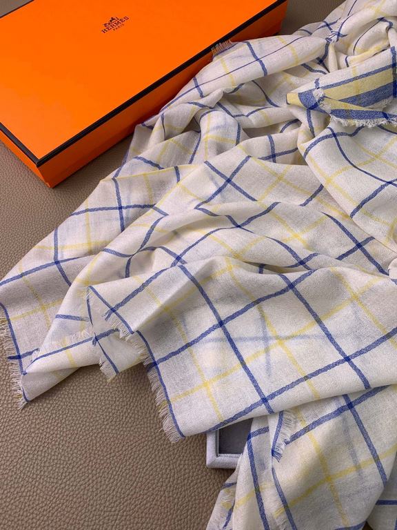 H home. [Counter original plaid four square scarf] 11 original quality! High-end irregular cut edge square scarf! High-end designer color matching are considered on the body effect and color saturation, the color will be