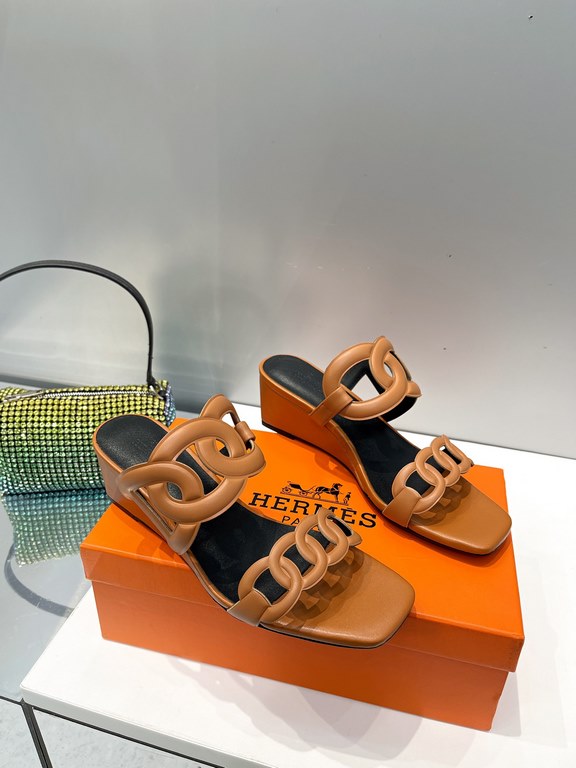 Hermes Hermes 2023 Official website synchronized spring and summer new style, slant heel sandalCowhide fabric, sheepskin footbed. Sheepskin lining. A lightweight summer sandal with a classic shape transformed into a leat