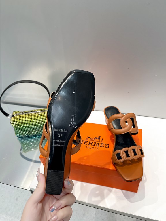 Hermes Hermes 2023 Official website synchronized spring and summer new style, slant heel sandalCowhide fabric, sheepskin footbed. Sheepskin lining. A lightweight summer sandal with a classic shape transformed into a leat