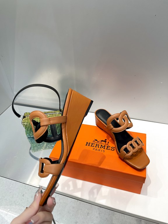 Hermes Hermes 2023 Official website synchronized spring and summer new style, slant heel sandalCowhide fabric, sheepskin footbed. Sheepskin lining. A lightweight summer sandal with a classic shape transformed into a leat