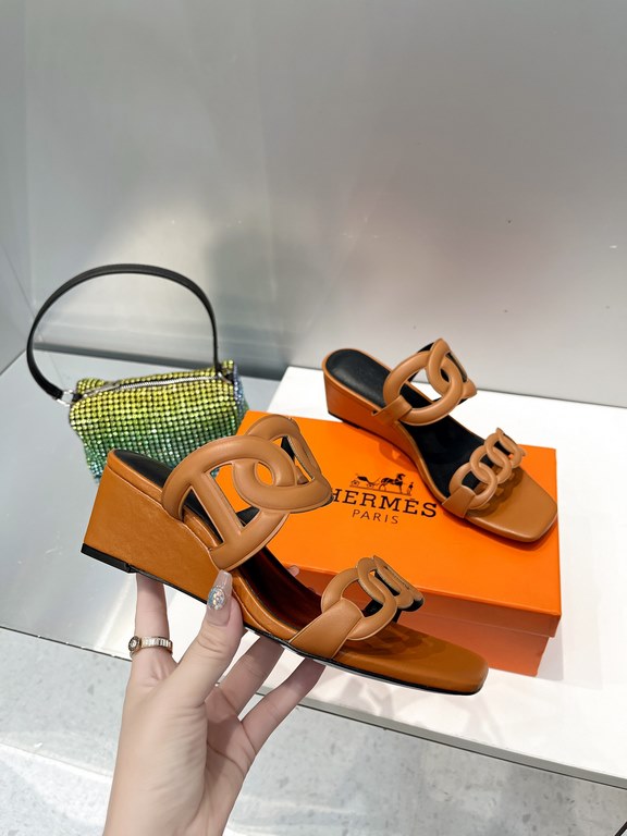 Hermes Hermes 2023 Official website synchronized spring and summer new style, slant heel sandalCowhide fabric, sheepskin footbed. Sheepskin lining. A lightweight summer sandal with a classic shape transformed into a leat