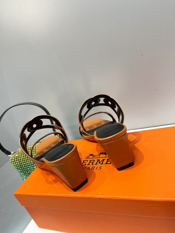 Hermes Hermes 2023 Official website synchronized spring and summer new style, slant heel sandalCowhide fabric, sheepskin footbed. Sheepskin lining. A lightweight summer sandal with a classic shape transformed into a leat