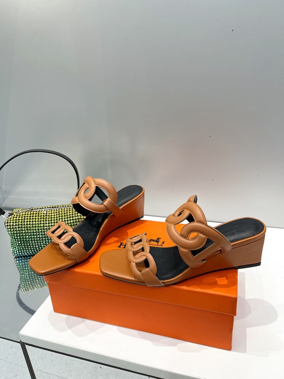 Hermes Hermes 2023 Official website synchronized spring and summer new style, slant heel sandalCowhide fabric, sheepskin footbed. Sheepskin lining. A lightweight summer sandal with a classic shape transformed into a leat