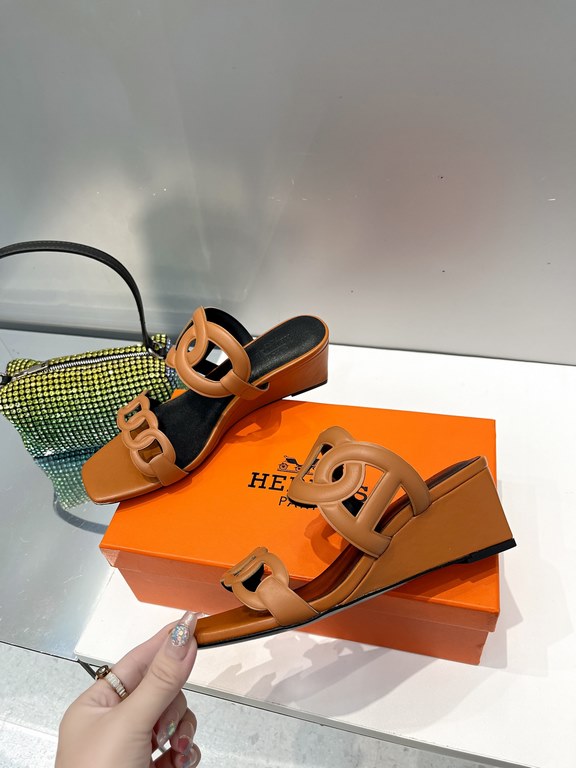 Hermes Hermes 2023 Official website synchronized spring and summer new style, slant heel sandalCowhide fabric, sheepskin footbed. Sheepskin lining. A lightweight summer sandal with a classic shape transformed into a leat