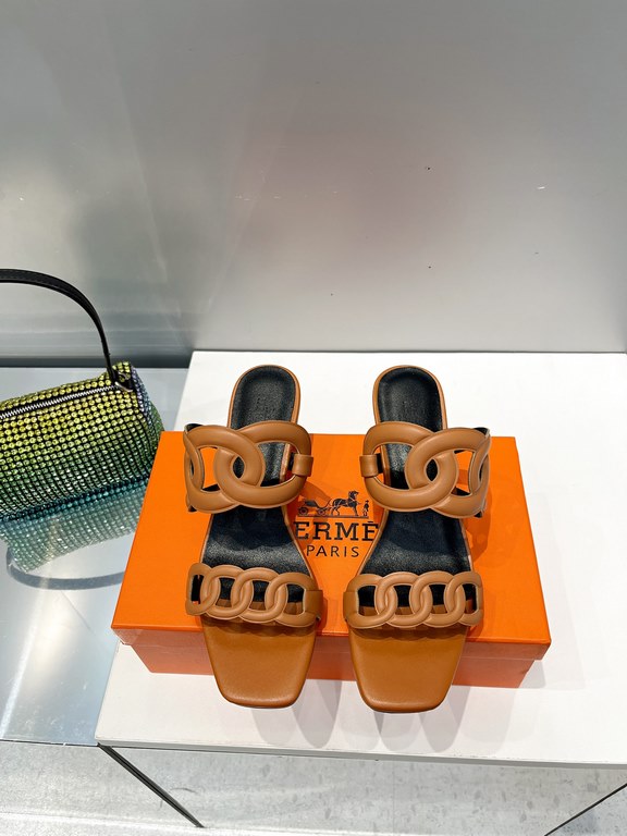 Hermes Hermes 2023 Official website synchronized spring and summer new style, slant heel sandalCowhide fabric, sheepskin footbed. Sheepskin lining. A lightweight summer sandal with a classic shape transformed into a leat