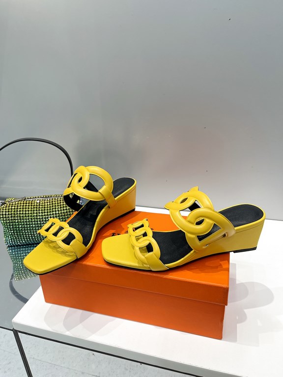 Hermes Hermes 2023 Official website synchronized spring and summer new style, slant heel sandalCowhide fabric, sheepskin footbed. Sheepskin lining. A lightweight summer sandal with a classic shape transformed into a leat