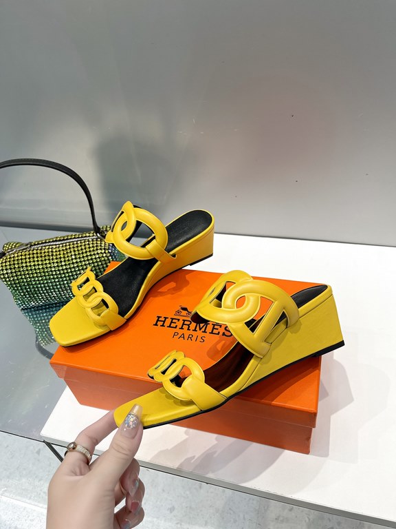 Hermes Hermes 2023 Official website synchronized spring and summer new style, slant heel sandalCowhide fabric, sheepskin footbed. Sheepskin lining. A lightweight summer sandal with a classic shape transformed into a leat