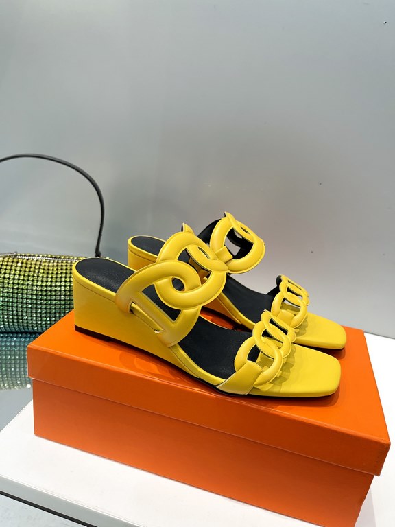 Hermes Hermes 2023 Official website synchronized spring and summer new style, slant heel sandalCowhide fabric, sheepskin footbed. Sheepskin lining. A lightweight summer sandal with a classic shape transformed into a leat