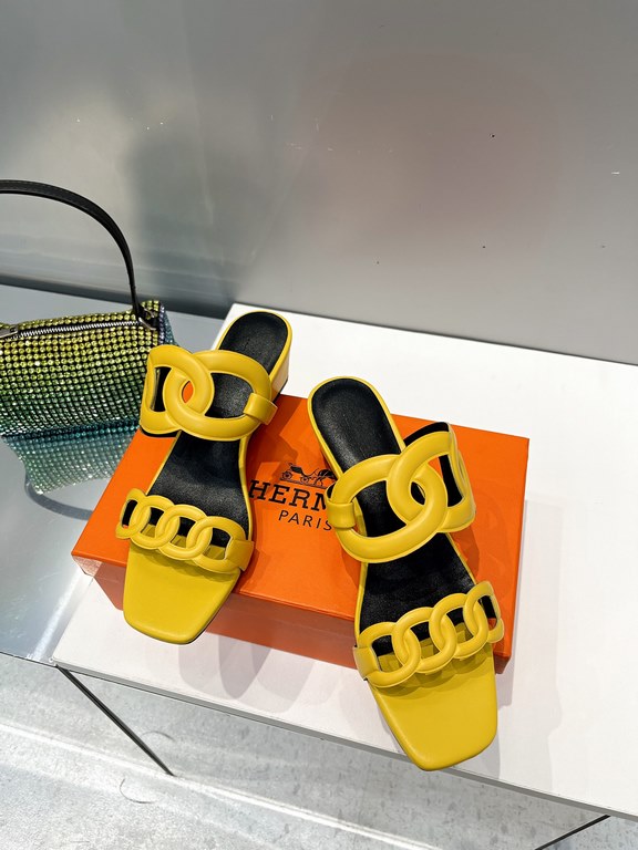 Hermes Hermes 2023 Official website synchronized spring and summer new style, slant heel sandalCowhide fabric, sheepskin footbed. Sheepskin lining. A lightweight summer sandal with a classic shape transformed into a leat