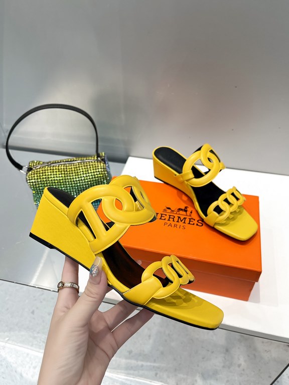 Hermes Hermes 2023 Official website synchronized spring and summer new style, slant heel sandalCowhide fabric, sheepskin footbed. Sheepskin lining. A lightweight summer sandal with a classic shape transformed into a leat