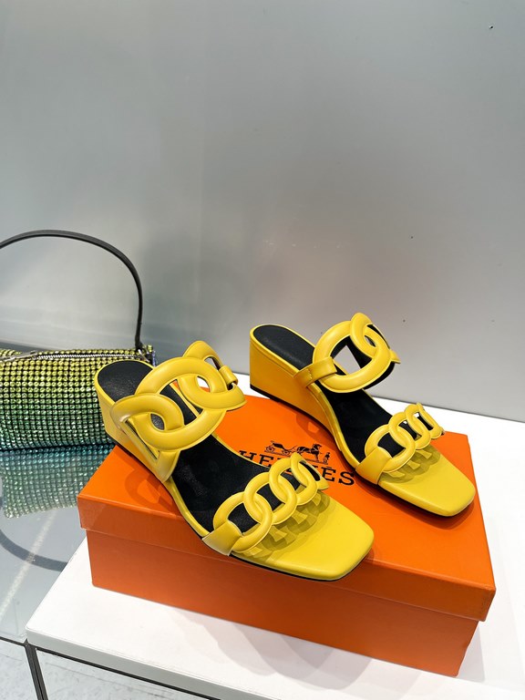 Hermes Hermes 2023 Official website synchronized spring and summer new style, slant heel sandalCowhide fabric, sheepskin footbed. Sheepskin lining. A lightweight summer sandal with a classic shape transformed into a leat