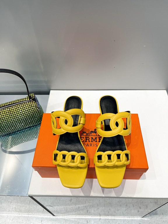 Hermes Hermes 2023 Official website synchronized spring and summer new style, slant heel sandalCowhide fabric, sheepskin footbed. Sheepskin lining. A lightweight summer sandal with a classic shape transformed into a leat