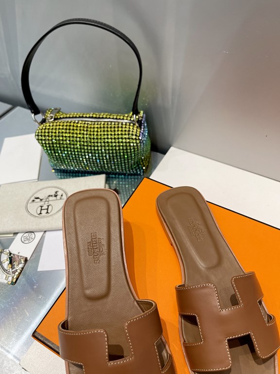 HERMES Hermes 2022 H Home New color update Classic works Multi-color choice let you love enough. Classic work Universal slippers, is the goddess are like on me oh! Really versatile, with pants or skirt are OK.Upper mater