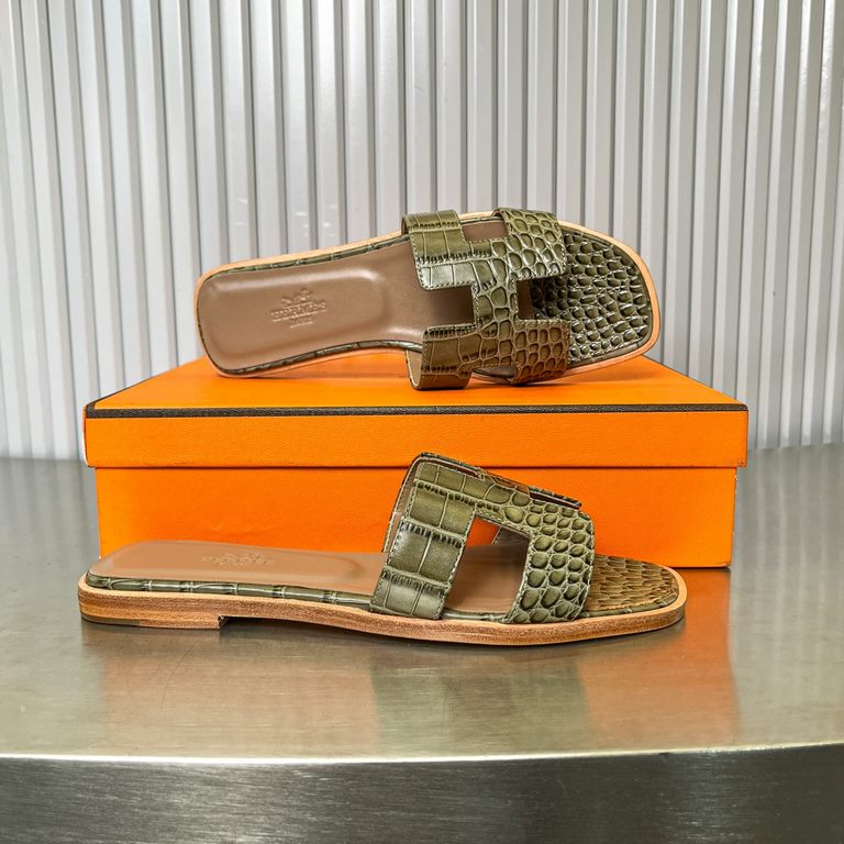 Crocodile pattern new color, two-color effect, new revision (Hermès) Packaging upgrade, version of the workmanship material upgrade.Hermes  market highest version of pure handmade shoes   Top Product Hermes Slippers  ---