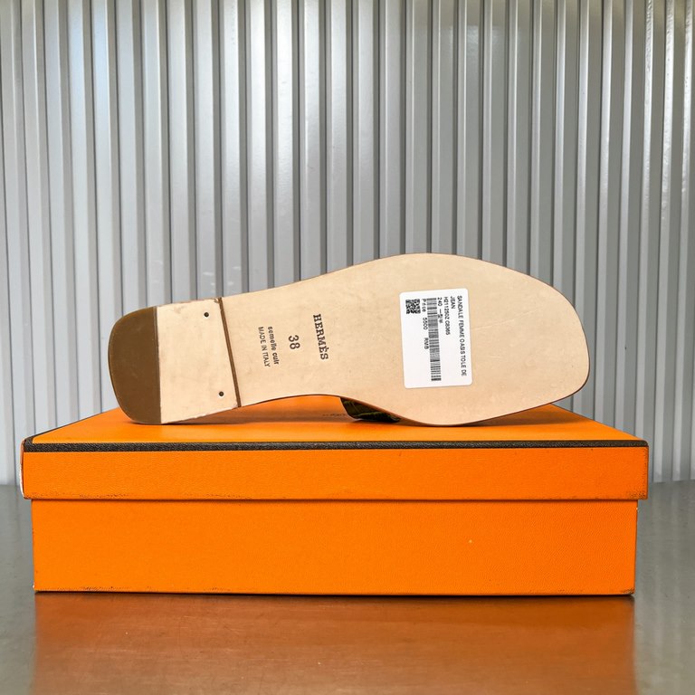 Crocodile pattern new color, two-color effect, new revision (Hermès) Packaging upgrade, version of the workmanship material upgrade.Hermes  market highest version of pure handmade shoes   Top Product Hermes Slippers  ---