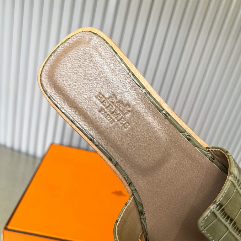 Crocodile pattern new color, two-color effect, new revision (Hermès) Packaging upgrade, version of the workmanship material upgrade.Hermes  market highest version of pure handmade shoes   Top Product Hermes Slippers  ---