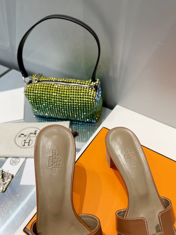 HERMES Hermes 2022 H Home New color update Classic works Multi-color choice let you love enough. Classic work Universal slippers, is the goddess are like on me oh! Really versatile, with pants or skirt are OK.Upper mater