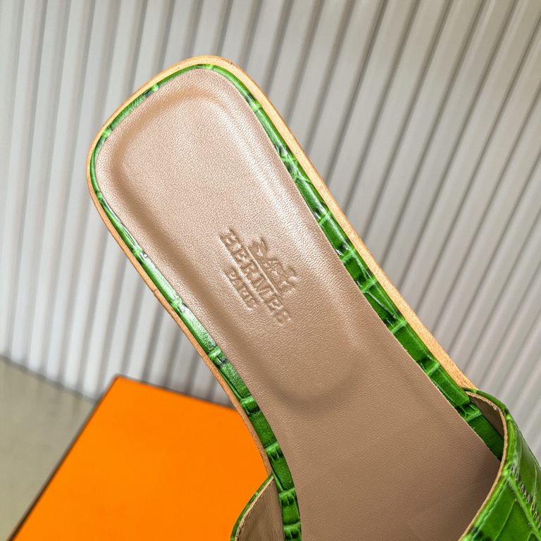 Crocodile pattern new color, two-color effect, new revision (Hermès) Packaging upgrade, version of the workmanship material upgrade.Hermes  market highest version of pure handmade shoes   Top Product Hermes Slippers  ---