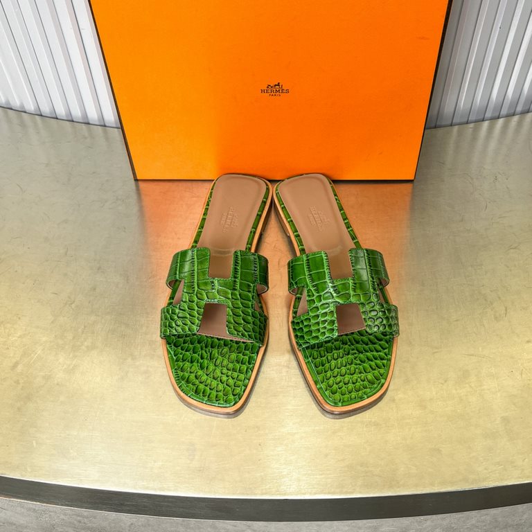 Crocodile pattern new color, two-color effect, new revision (Hermès) Packaging upgrade, version of the workmanship material upgrade.Hermes  market highest version of pure handmade shoes   Top Product Hermes Slippers  ---