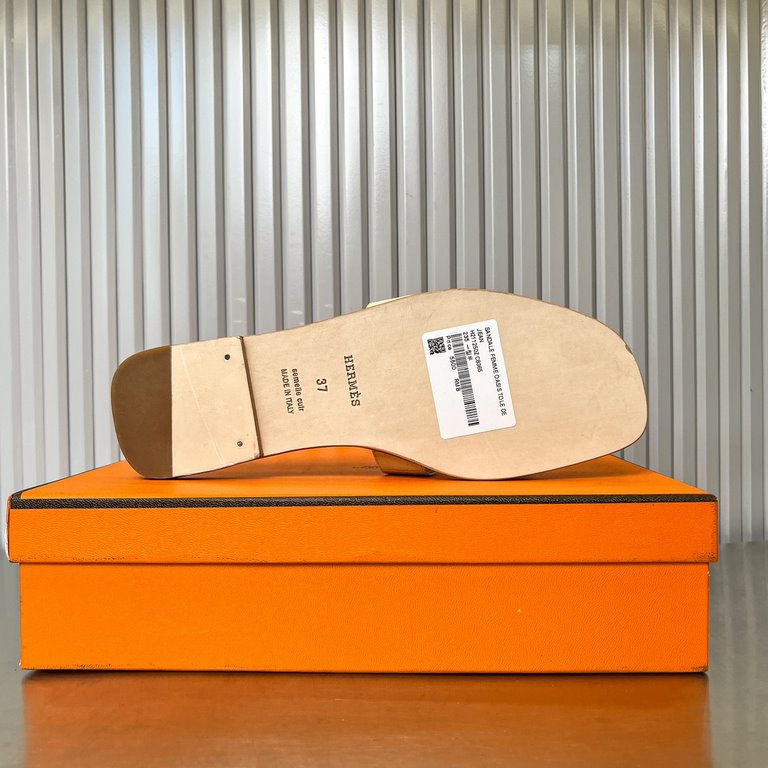 Crocodile pattern new color, two-color effect, new revision (Hermès) Packaging upgrade, version of the workmanship material upgrade.Hermes  market highest version of pure handmade shoes   Top Product Hermes Slippers  ---