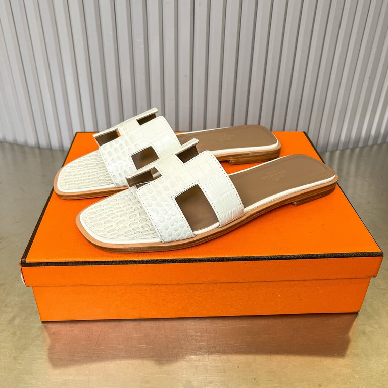 Crocodile pattern new color, two-color effect, new revision (Hermès) Packaging upgrade, version of the workmanship material upgrade.Hermes  market highest version of pure handmade shoes   Top Product Hermes Slippers  ---