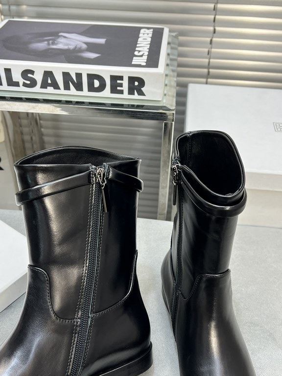 Factory priceThis year is very hot a niche brand boots, Toteme short boots women's boots!Toteme this pair of boots should be Hermes flat replacement New York blogger's ultra-modern classic fall and winter wear is worthy 