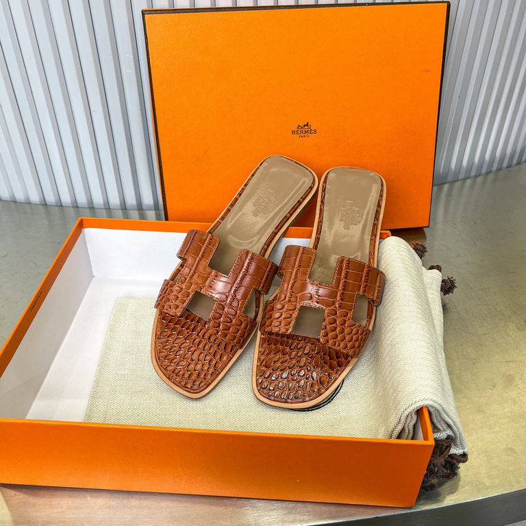 Crocodile pattern new color, two-color effect, new revision (Hermès) Packaging upgrade, version of the workmanship material upgrade.Hermes  market highest version of pure handmade shoes   Top Product Hermes Slippers  ---