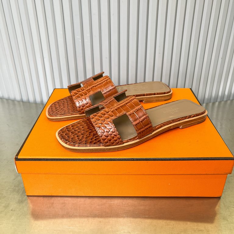 Crocodile pattern new color, two-color effect, new revision (Hermès) Packaging upgrade, version of the workmanship material upgrade.Hermes  market highest version of pure handmade shoes   Top Product Hermes Slippers  ---