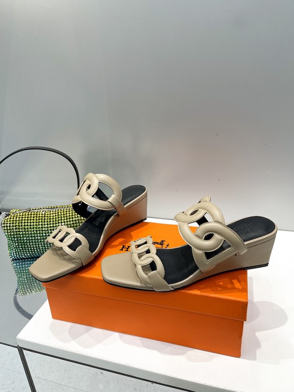 Hermes Hermes 2023 Official website synchronized spring and summer new style, slant heel sandalCowhide fabric, sheepskin footbed. Sheepskin lining. A lightweight summer sandal with a classic shape transformed into a leat