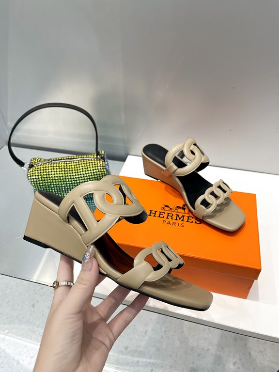 Hermes Hermes 2023 Official website synchronized spring and summer new style, slant heel sandalCowhide fabric, sheepskin footbed. Sheepskin lining. A lightweight summer sandal with a classic shape transformed into a leat