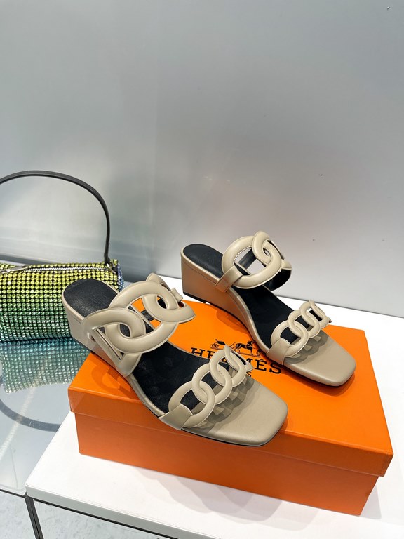 Hermes Hermes 2023 Official website synchronized spring and summer new style, slant heel sandalCowhide fabric, sheepskin footbed. Sheepskin lining. A lightweight summer sandal with a classic shape transformed into a leat