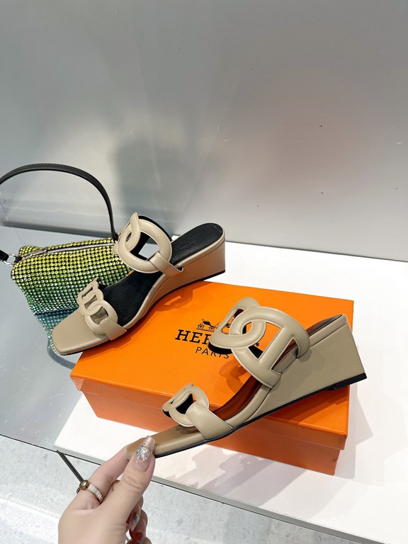 Hermes Hermes 2023 Official website synchronized spring and summer new style, slant heel sandalCowhide fabric, sheepskin footbed. Sheepskin lining. A lightweight summer sandal with a classic shape transformed into a leat