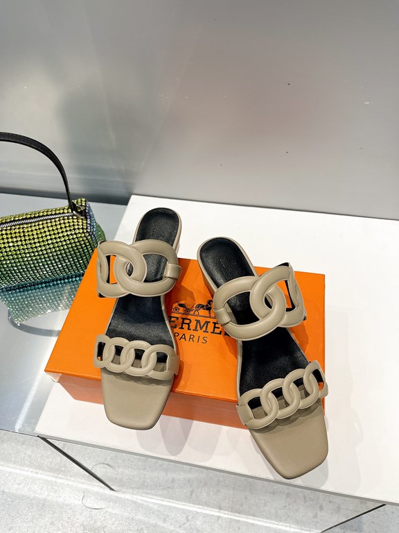 Hermes Hermes 2023 Official website synchronized spring and summer new style, slant heel sandalCowhide fabric, sheepskin footbed. Sheepskin lining. A lightweight summer sandal with a classic shape transformed into a leat