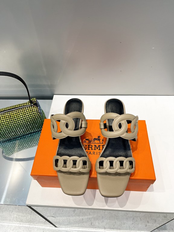 Hermes Hermes 2023 Official website synchronized spring and summer new style, slant heel sandalCowhide fabric, sheepskin footbed. Sheepskin lining. A lightweight summer sandal with a classic shape transformed into a leat