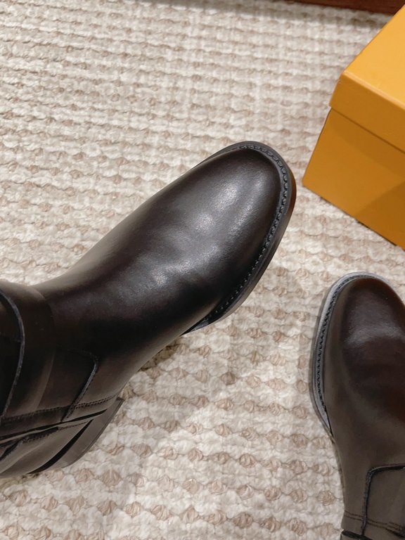 ' # Tods the latest section of the side zipper boots, British style, BV boots wind blowing a lot, don't want to follow the wind, Hermes is also a lot of people into the, want to be different, Tods this pair of proper int