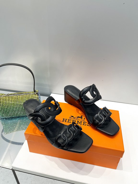 Hermes Hermes 2023 Official website synchronized spring and summer new style, slant heel sandalCowhide fabric, sheepskin footbed. Sheepskin lining. A lightweight summer sandal with a classic shape transformed into a leat