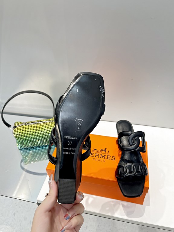 Hermes Hermes 2023 Official website synchronized spring and summer new style, slant heel sandalCowhide fabric, sheepskin footbed. Sheepskin lining. A lightweight summer sandal with a classic shape transformed into a leat